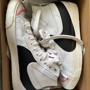 Nike Blazer ‘70- Stylish White and Black High-Top Sneakers